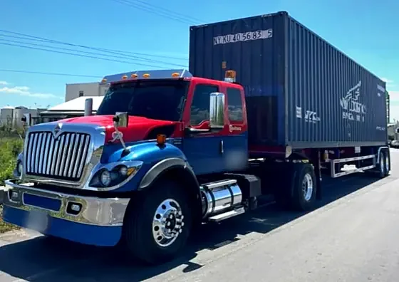 Tractomula International con contenedor marítimo