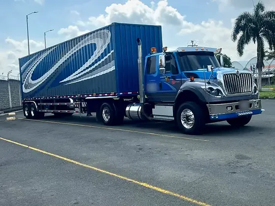 Tractomula International azul con contenedor