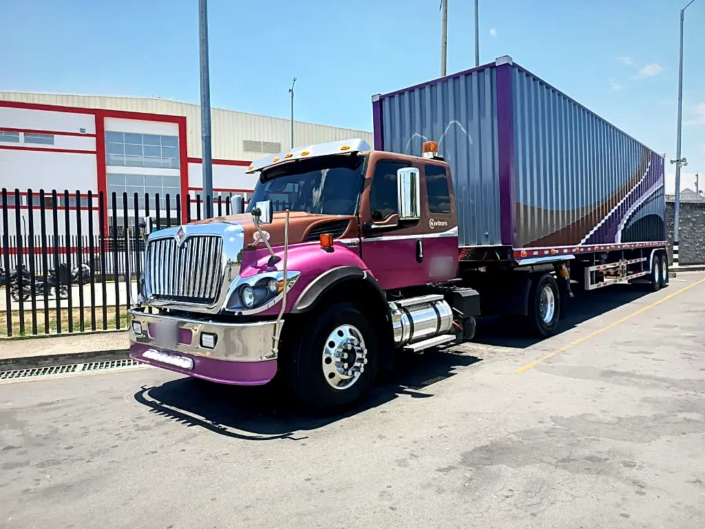 Tractomula International morada con contenedor